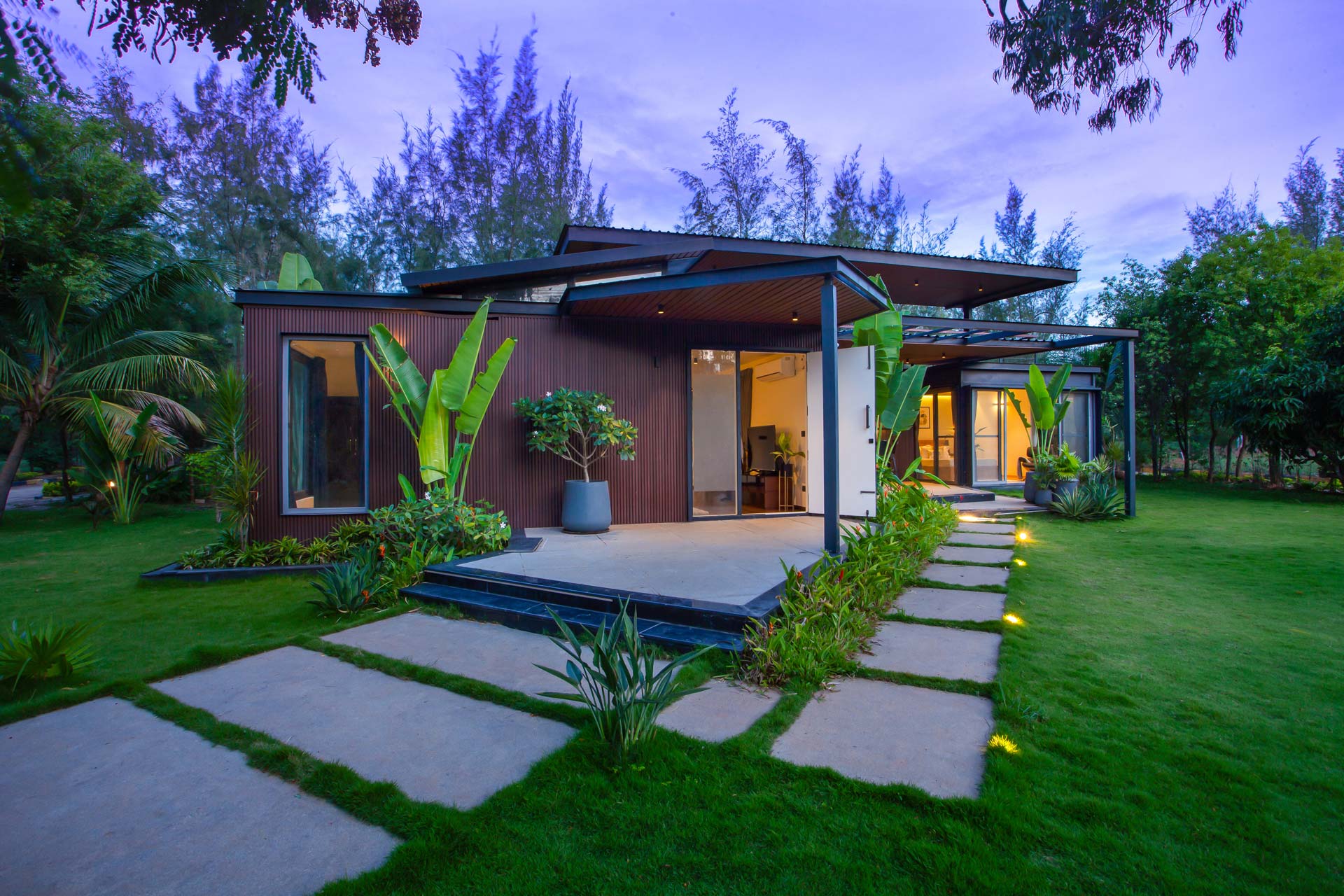 Dynamic construction of modular buildings and containers, symbolizing rapid and modern prefabricated solutions by YRS Prefab.